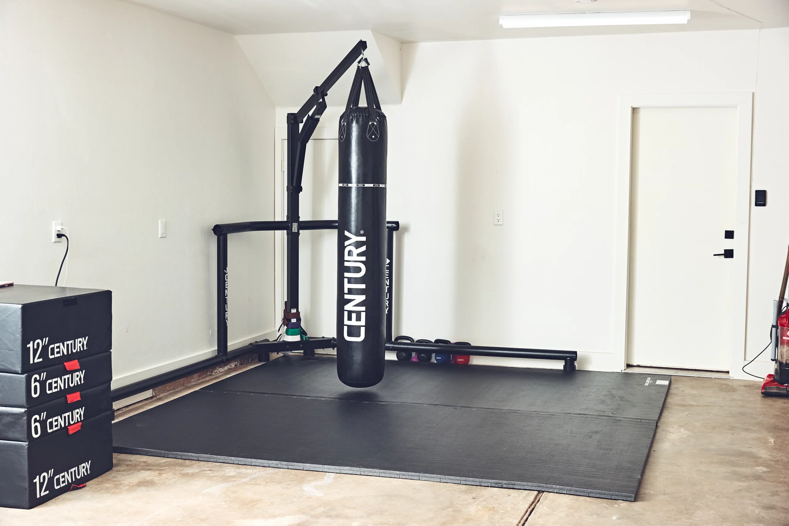 نکات ایمنی مهم هنگام نصب کیسه بوکس در خانه - رکوردکالا